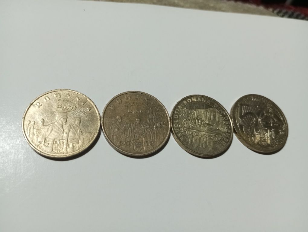 Vând 4 monezi foarte rare.