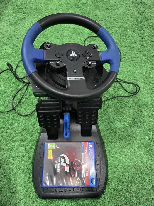 Vând PS4 plus volanul