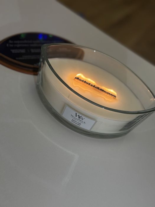 НОВА Ароматна свещ с дървен фитил Woodwick