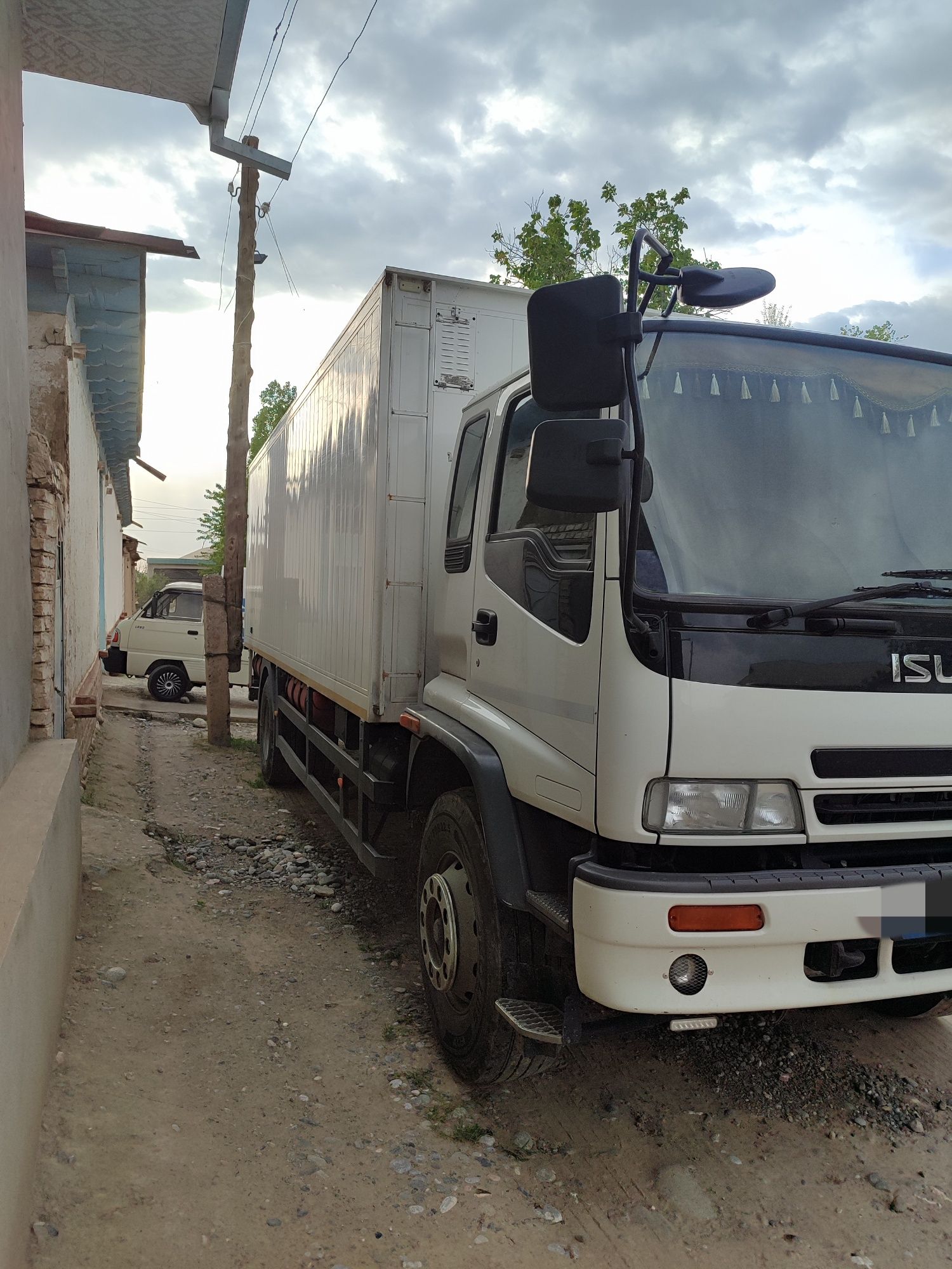 ISUZU Yuk avto furgoni