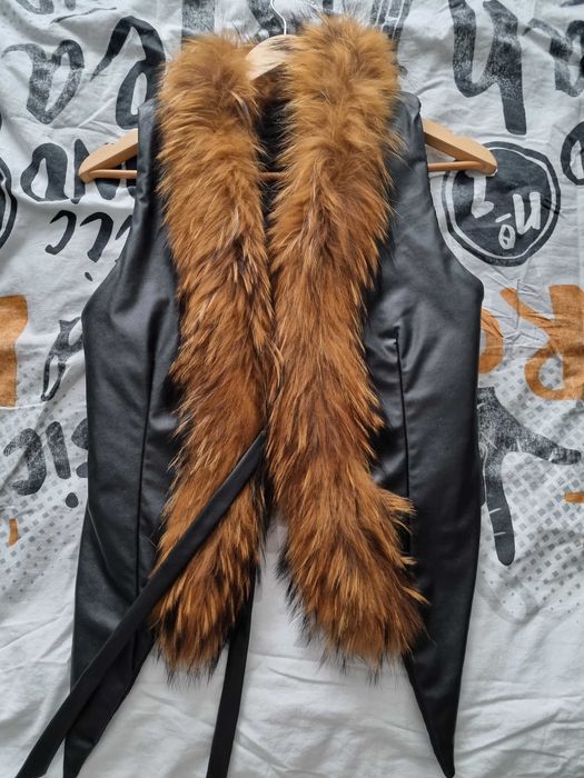 Елек с яка от естествен косъм