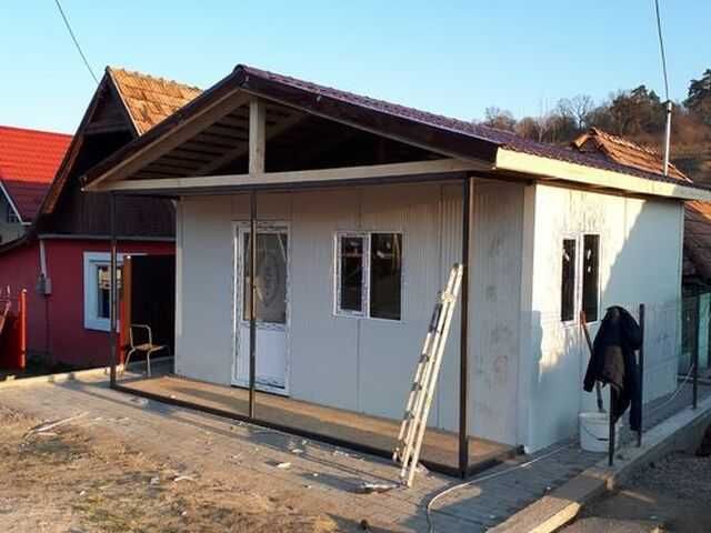 Vand case moderne pe structura metalica, cabane tip A, containere