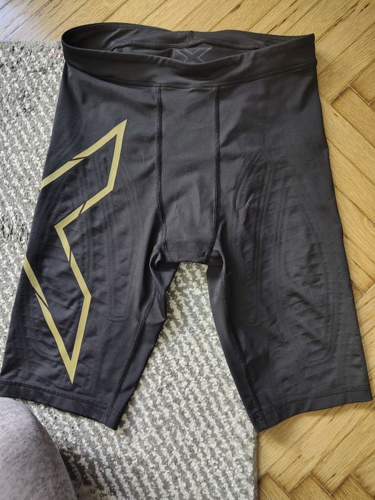 Vând pantaloni scurți compresivi mărimea M