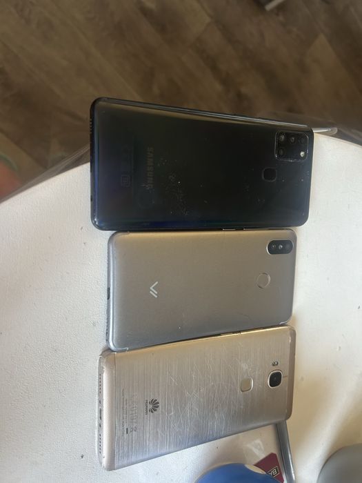 Продам три смартфона(виво,самсунг и хуавей )на запчасти