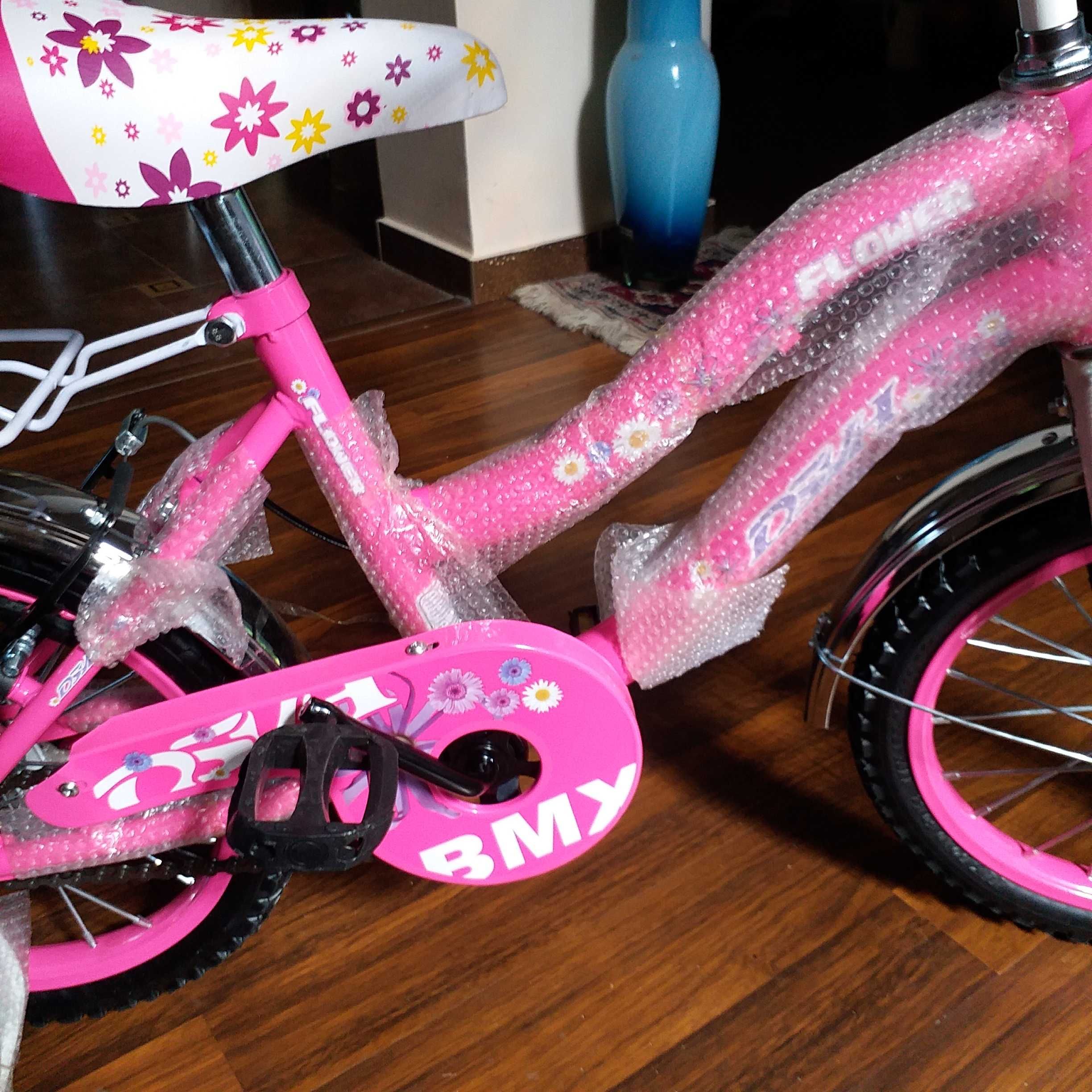 Bicicleta roz, cu roti ajutatoare si cosulet. Noua! 16 inch