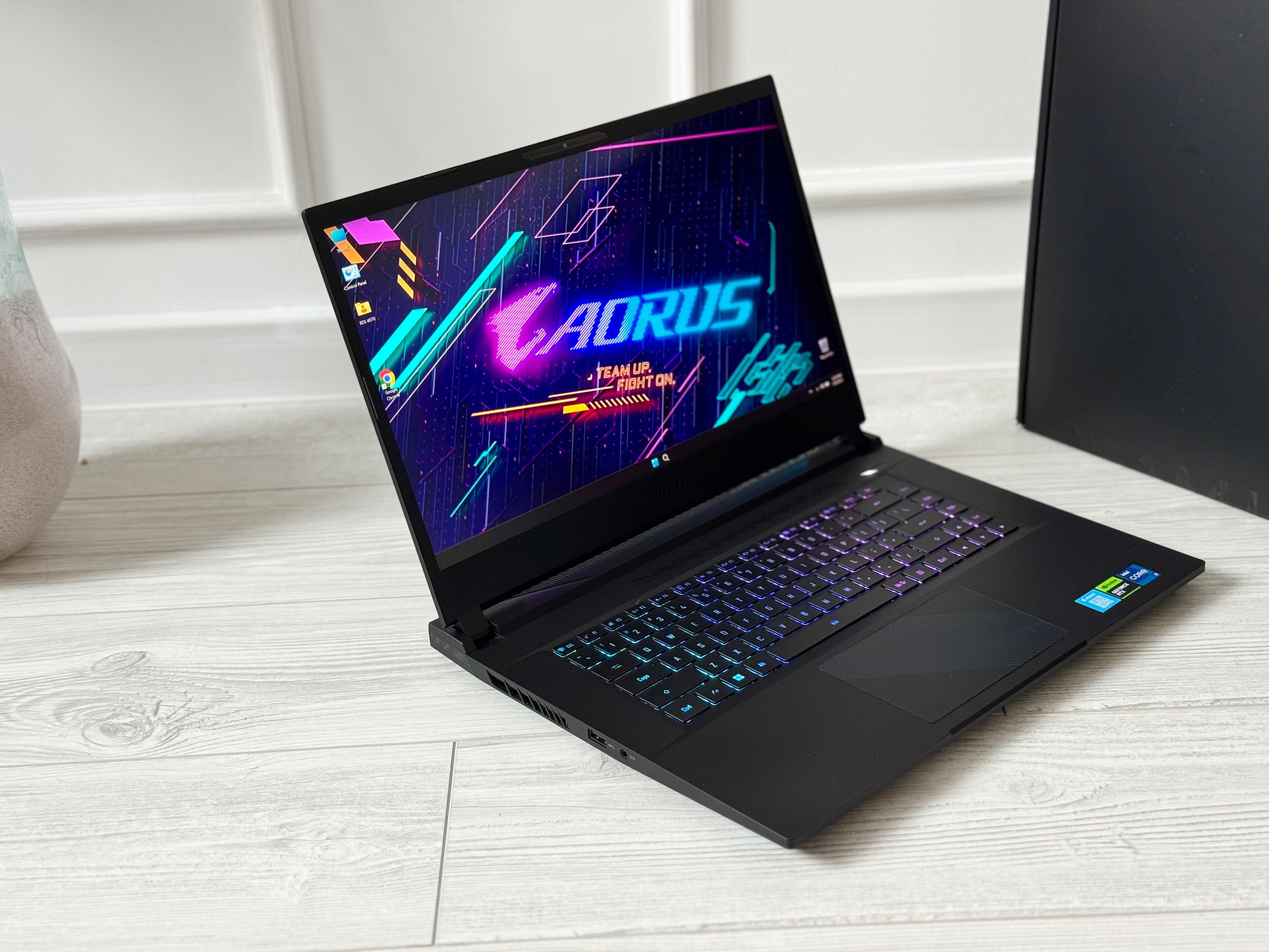 15.6 2K 165hz /RTX 4070 8GB /i7 13700H /32GB ram /1TB ssd/ Aorus RGB