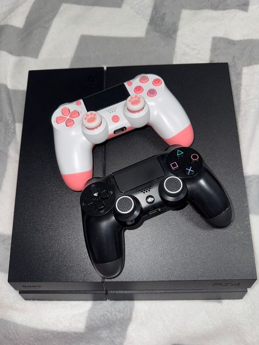 Vând PS4 500 GB 2 manete
