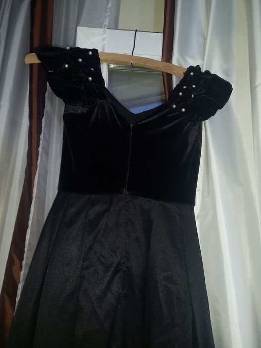 Rochie neagră de seară