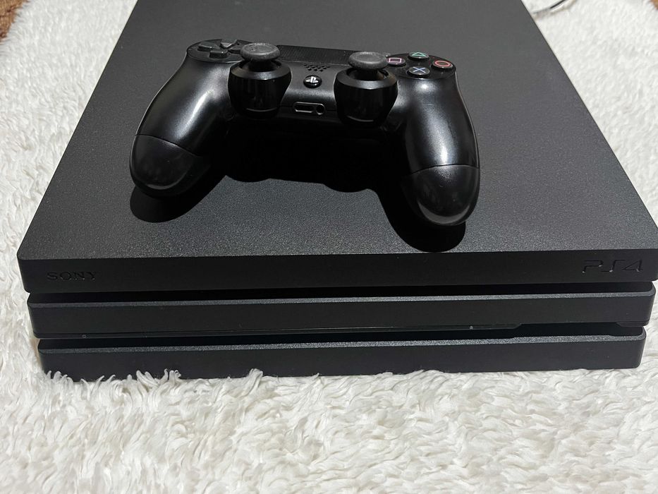 PlayStation 4 Pro + игри + HDMI кабел