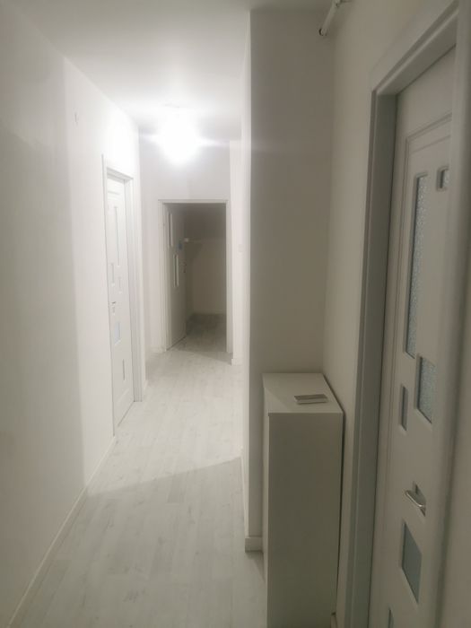 Inchiriez casa la curte