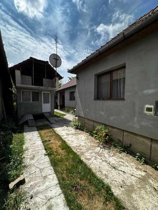 Vând casă cu grădină în Pericei.