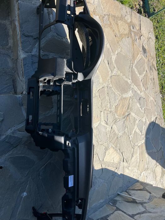 Planșă de bord BMW F10 – cu airbag sărit, necesită coasere