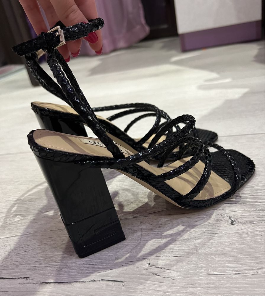 Сандали на ток Guess