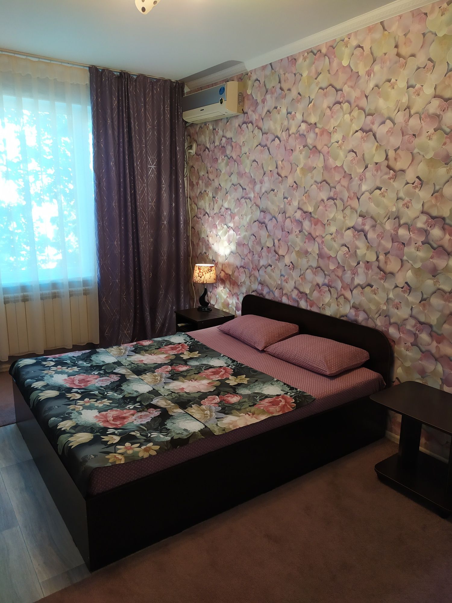 Сдаётся по часам 1-кв, 9мкр,14 дом, 1 этаж.
