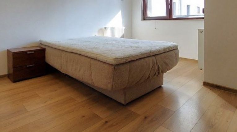 Pat 125x190 cm cu saltea Diamond Red – stare foarte buna