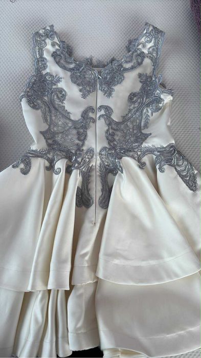 Бяла къса рокля, сатен