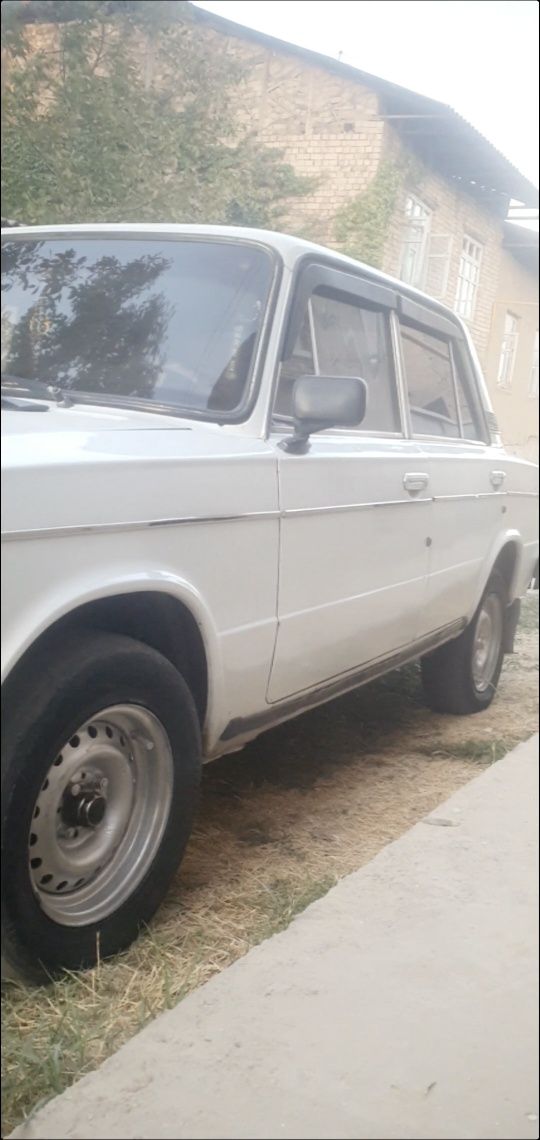 Vaz 2106 yili 1996 kanatka 5 tali mator 06 metan 80 tali
