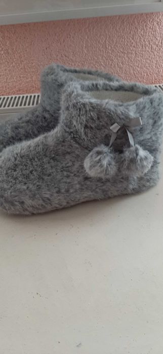 Дамски пухкави пантофи с помпони