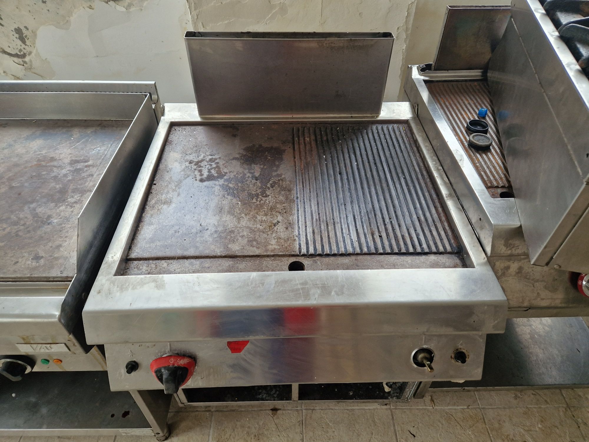Grill neted și striat cu banc inox, pe gaz sau curent