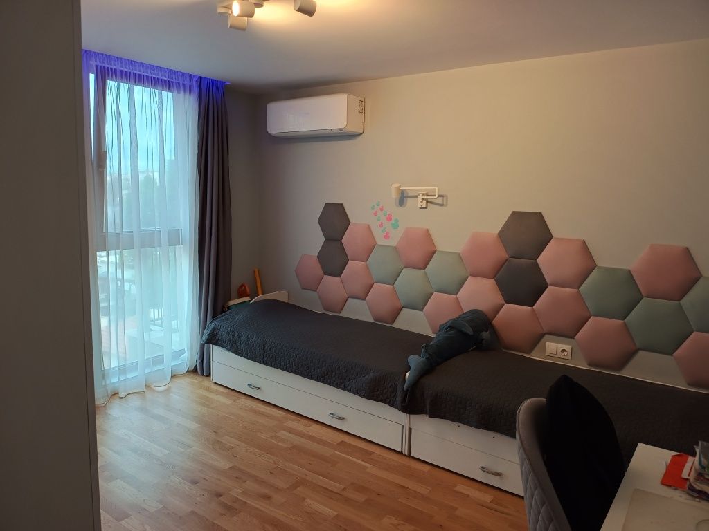 Продавам детски легла с матраци 180/80 см.