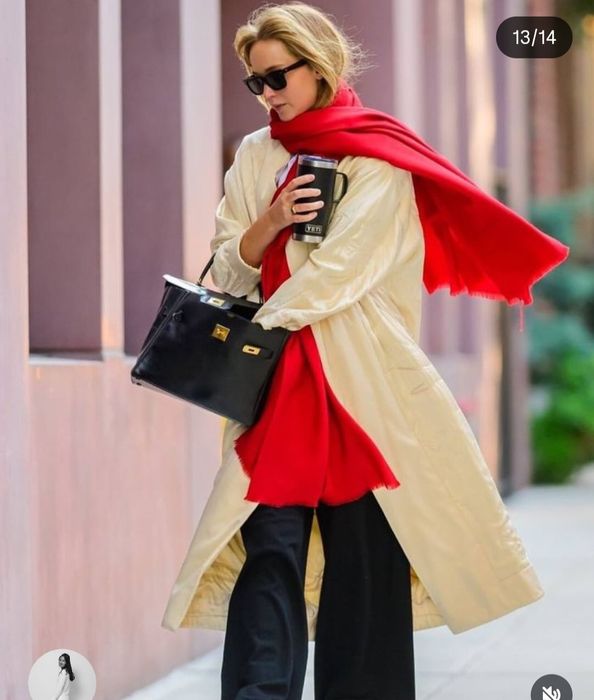 Яркий красный палантин mango