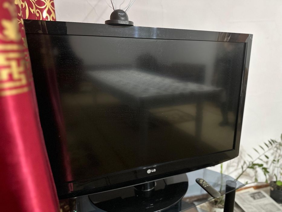 Телевизор LG в хорошем состояний