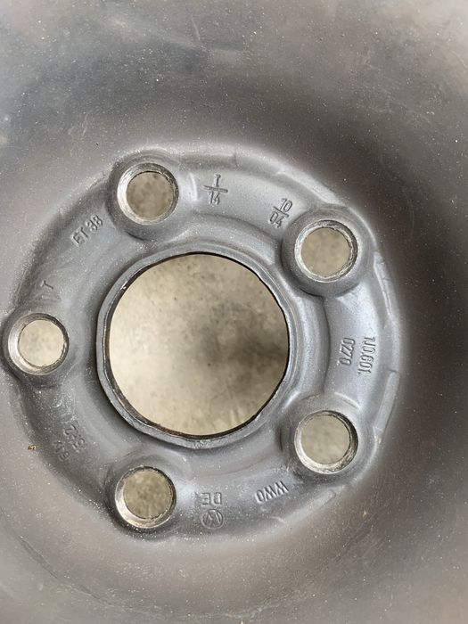 Vand cauciucuri de iarna pe 195/65/15 cu capace originale vw