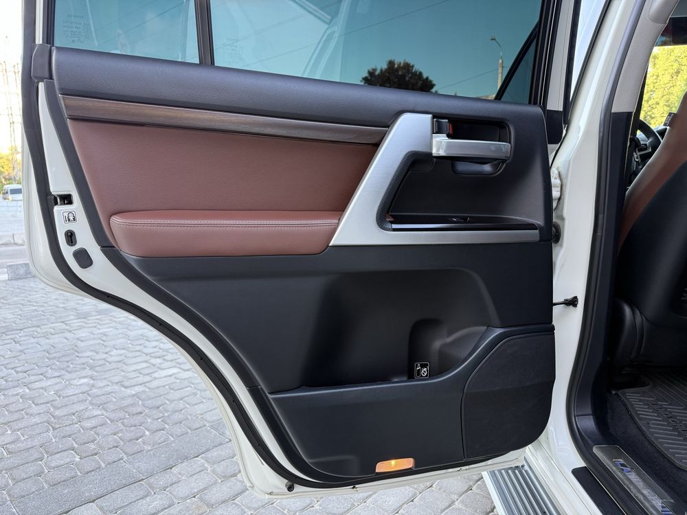 Toyota Land Cruiser 200 4.6 V8 full