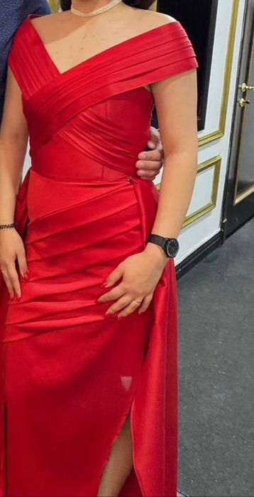 Продам платье, атласное, ярко красное