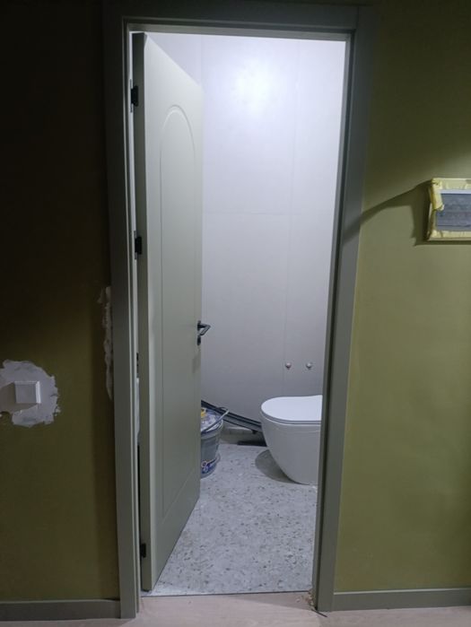 Установка межкомнатных дверей и плинтусов