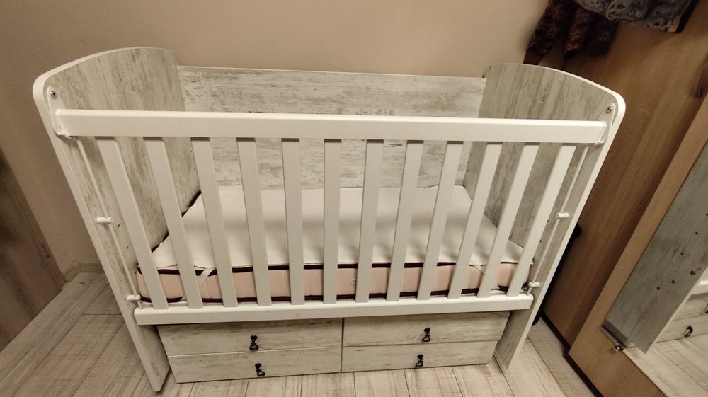 Бебешко креватче  и матрак Pierre Cardin с протектор. Неизползвани.