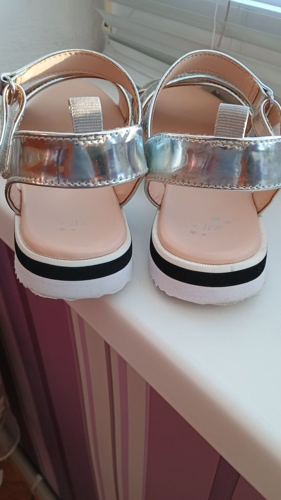 Сребристи сандали на H&M