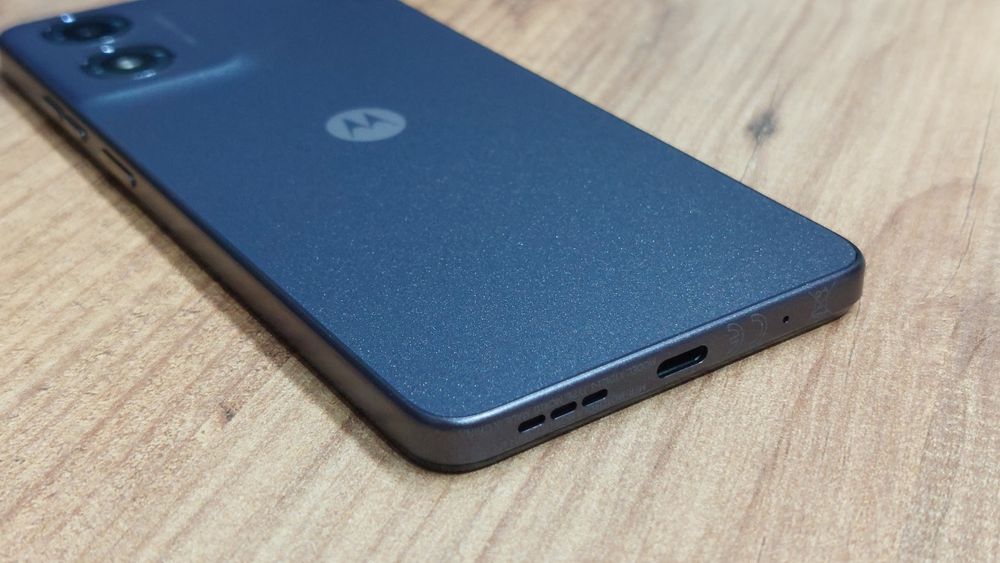 чисто нов смартфон Motorola Moto G04 64GB с гаранция