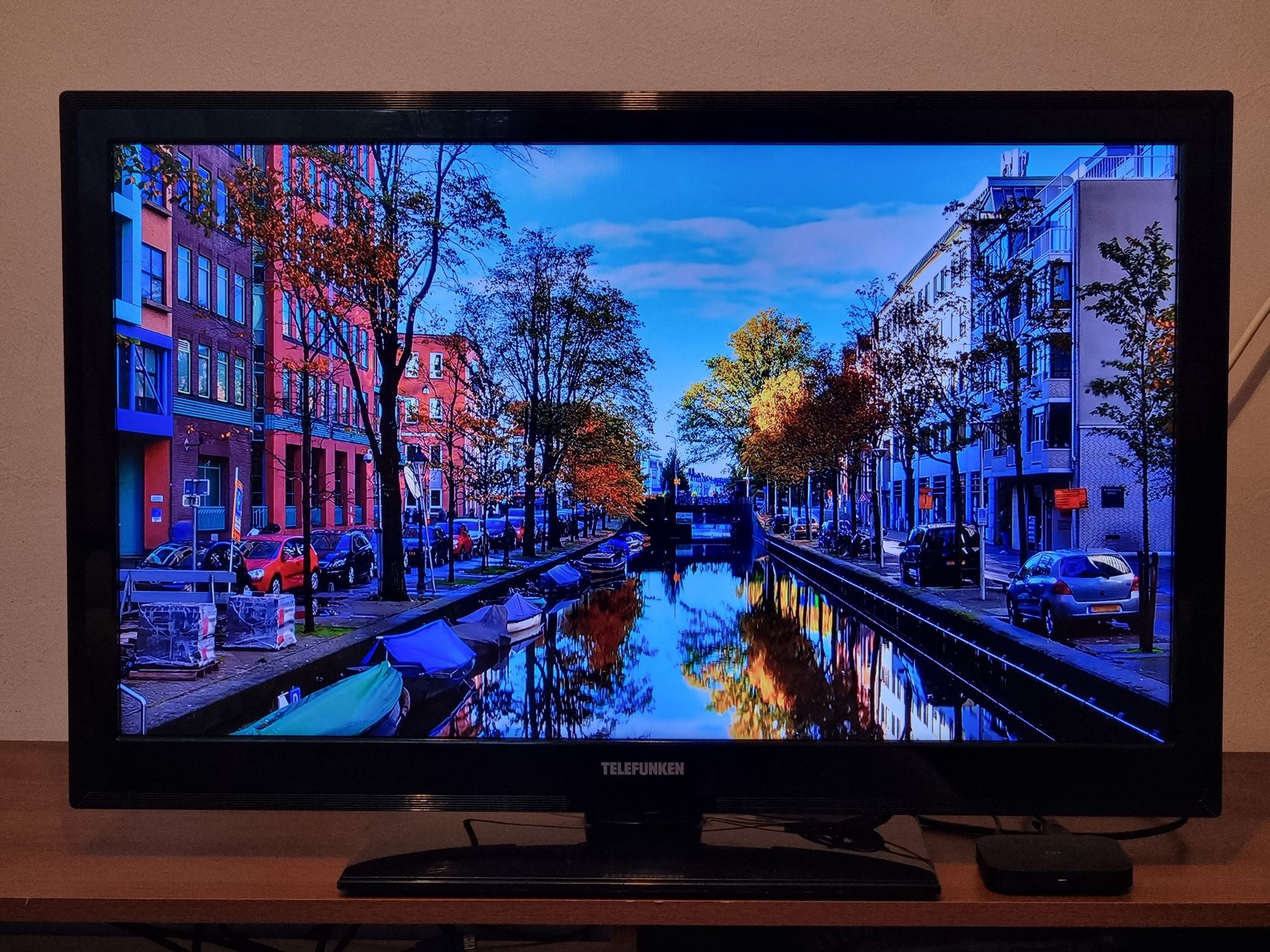 Телевизор Telefunken / 32" - FULLHD , Цифрова + Ефирна , Слот за карта