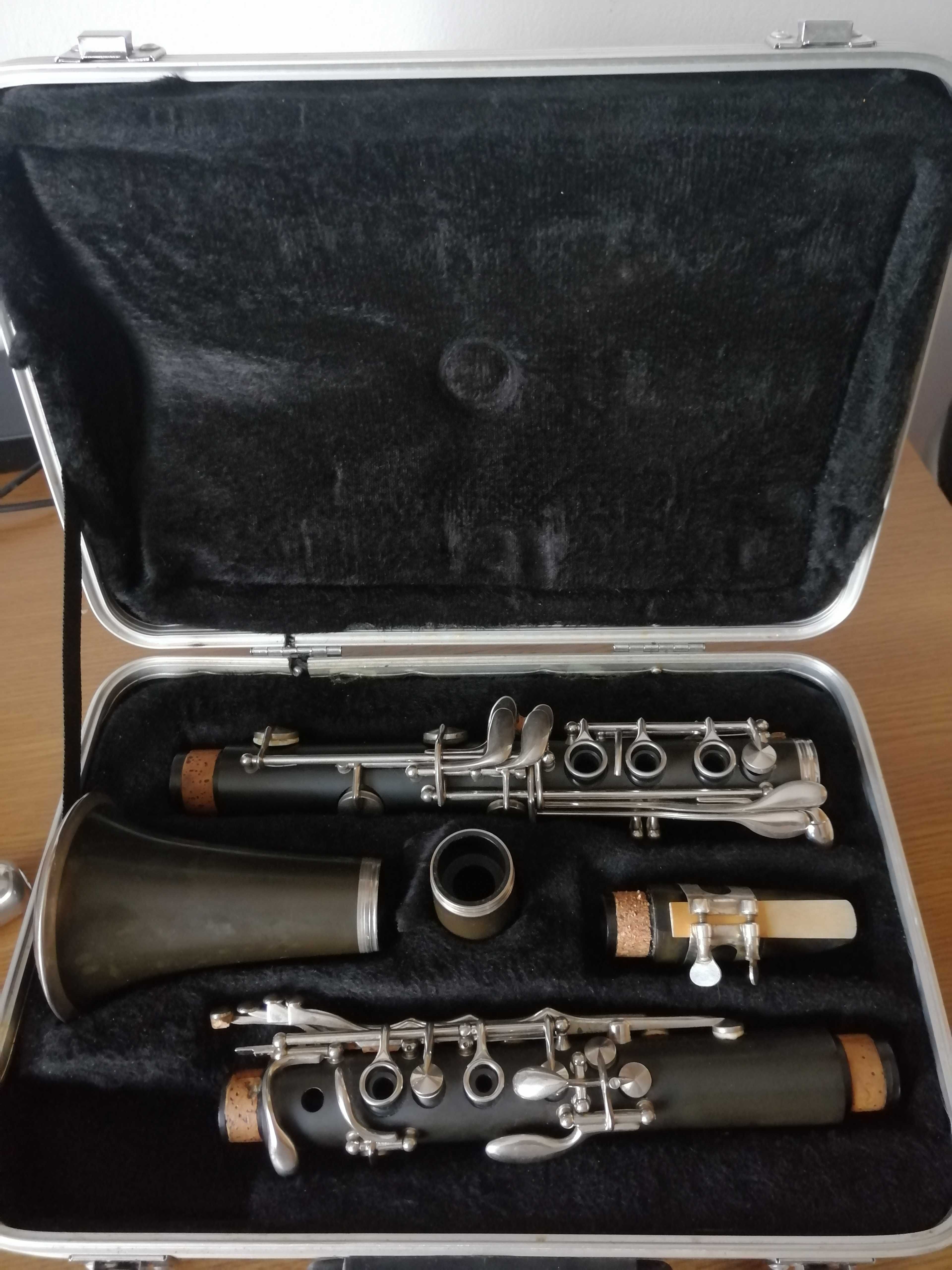 Clarinet No Name, dar sună foarte bine, cutie, mustiuc. 650 lei