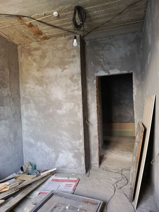 Izzada dom sotiladi srochna 53+53 kv