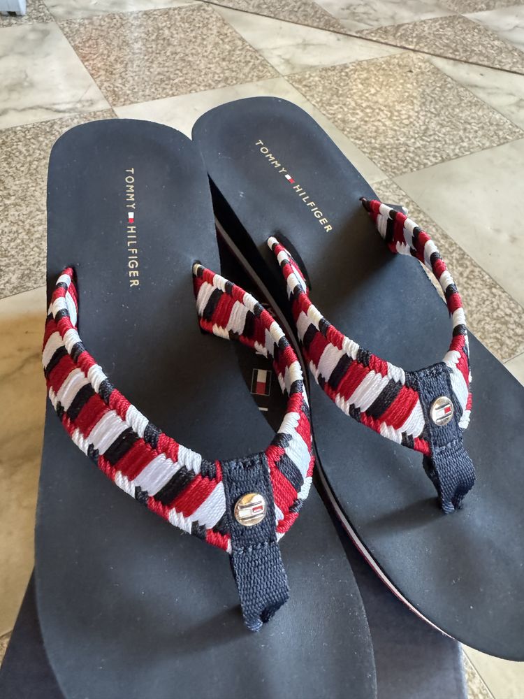 Tommy Hilfiger чехли/джапанки на платформа, 40 номер
