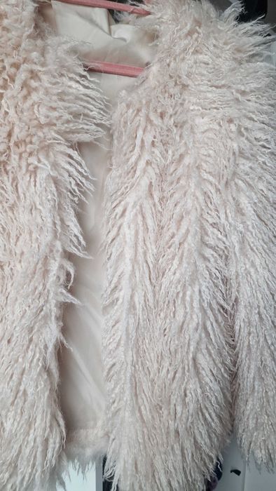 Бяло пухено палто