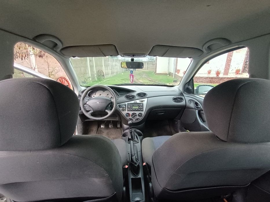 Vând ford focul an 2000