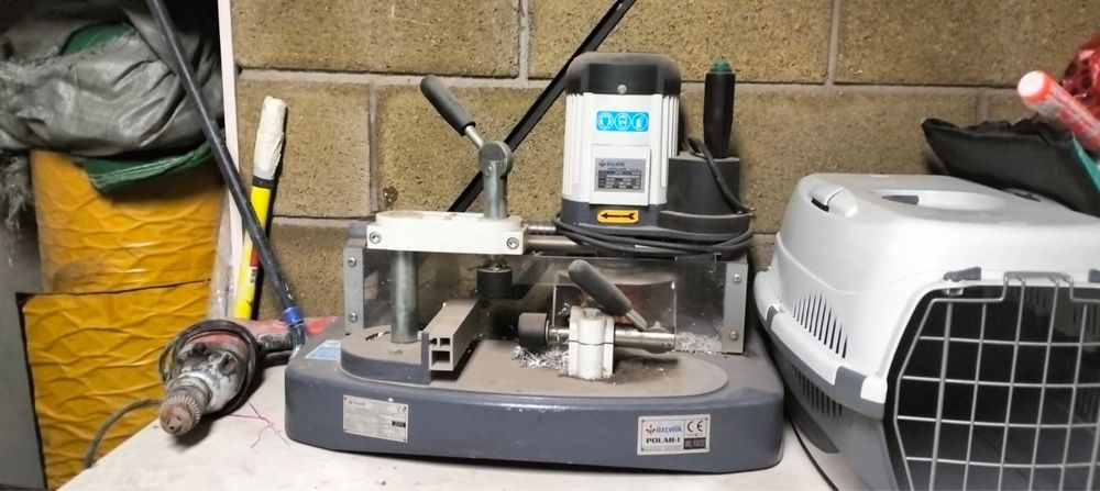 Линия по производству пластиковых оконных рам. В рабочем состоянии.