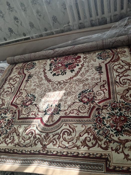 Ковры в хорошем состоянии после стирки. В отличном состоянии.   Арай