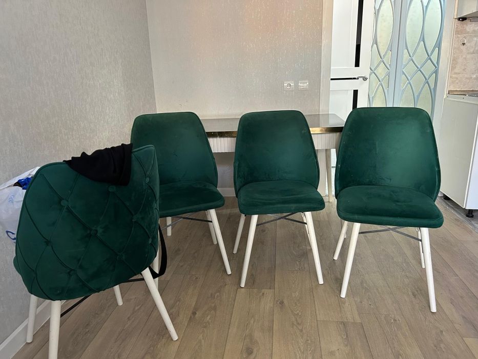 Продам б/у стол со стульями