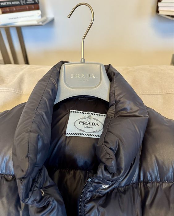 Оригинално черно яке  с марката PRADA.Става и на елек!