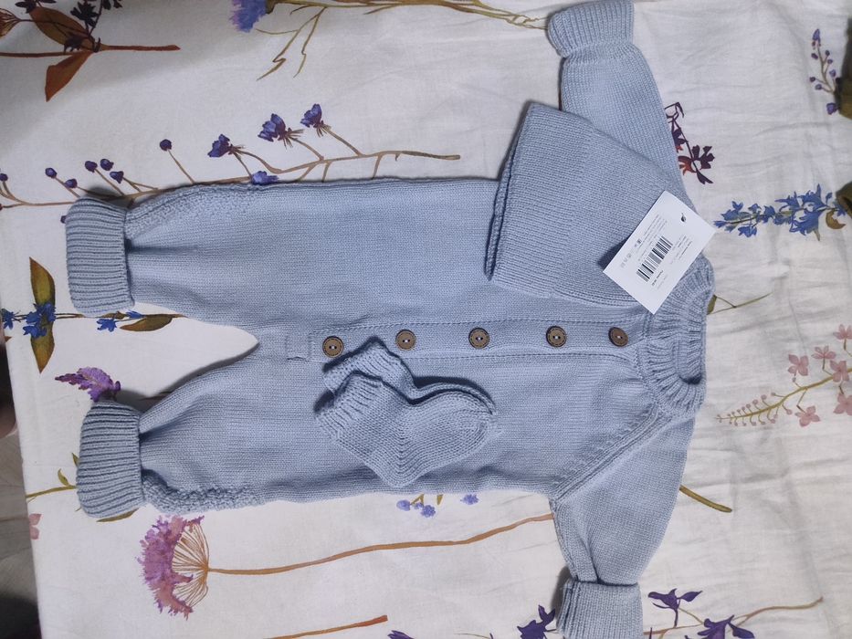 Вязаный комбез на новорожденных