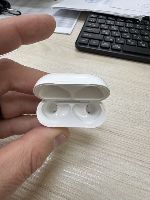 Продам кейс почти новый от наушников AirPods 4 Active Noise