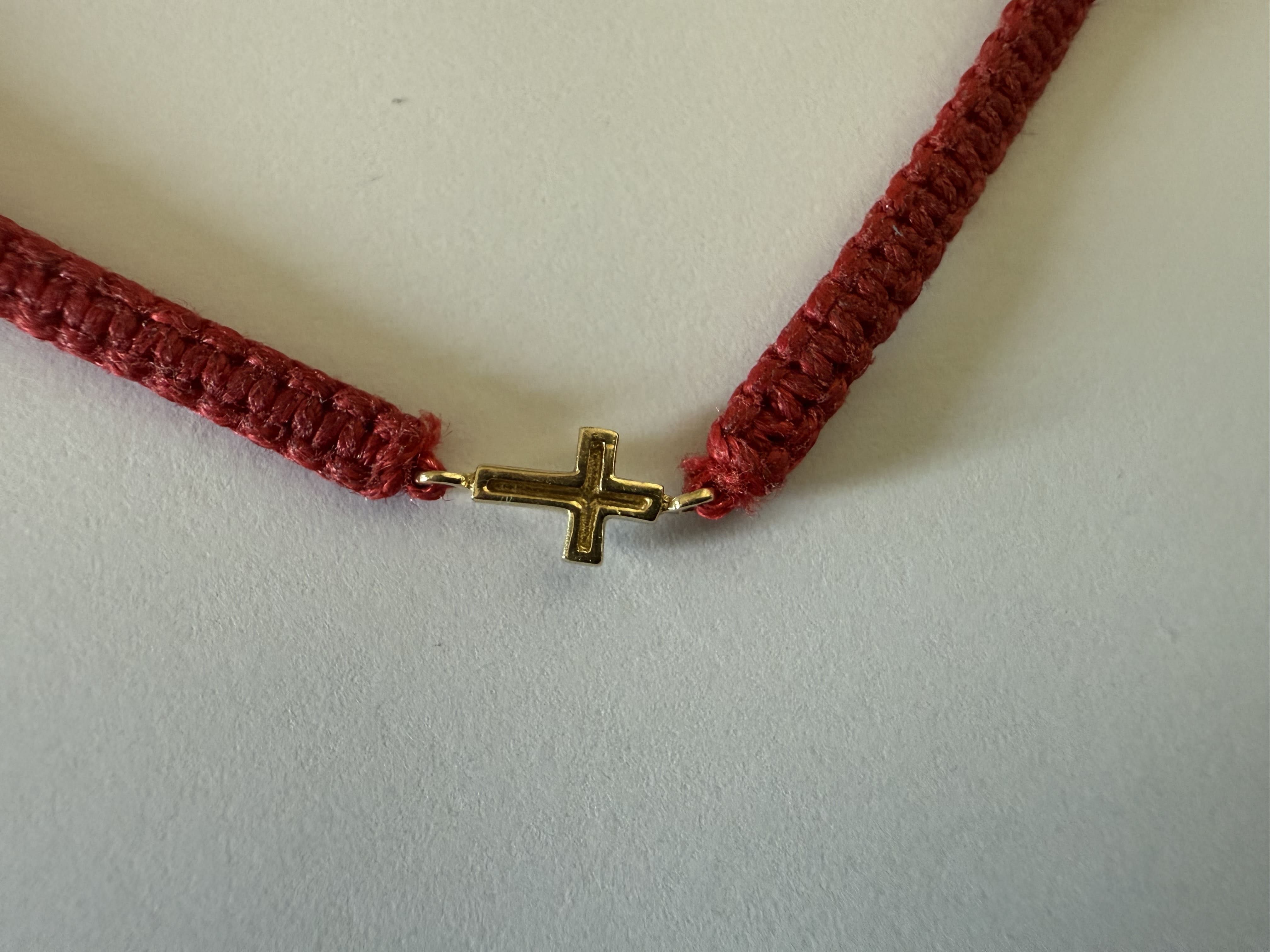Гривна с червен конец и златно кръстче. 14k