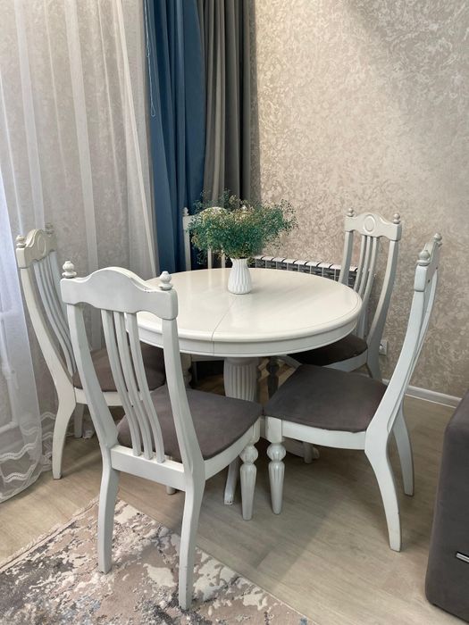 Продам круглый стол и  стулья