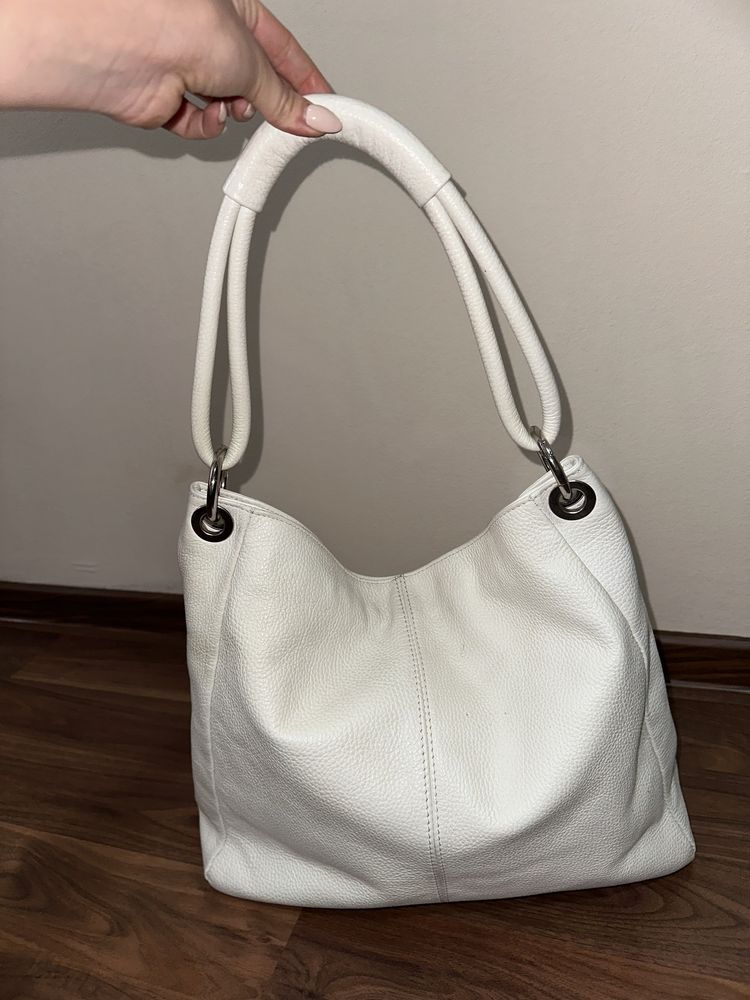 Бяла чанта за рамо от естествена кожа