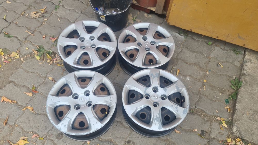 Продам диски 4/100 с колпаками стояли на акценте