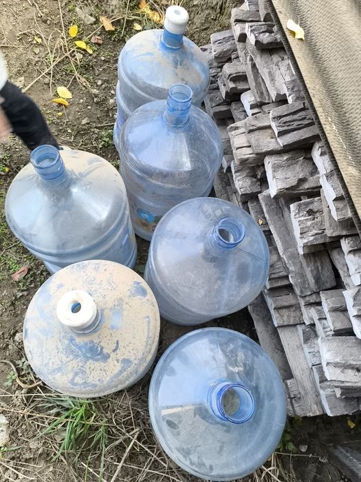 Продам бутыли 19л